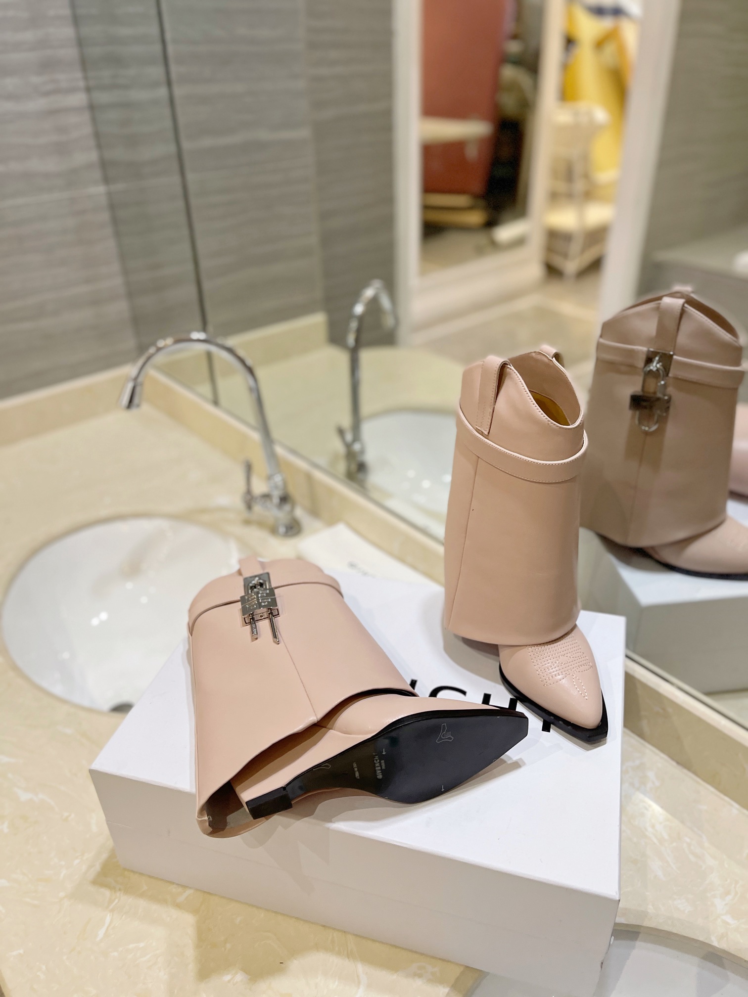 Bagsaaa Givenchy Shark Lock Ankle Boots in leather light pink