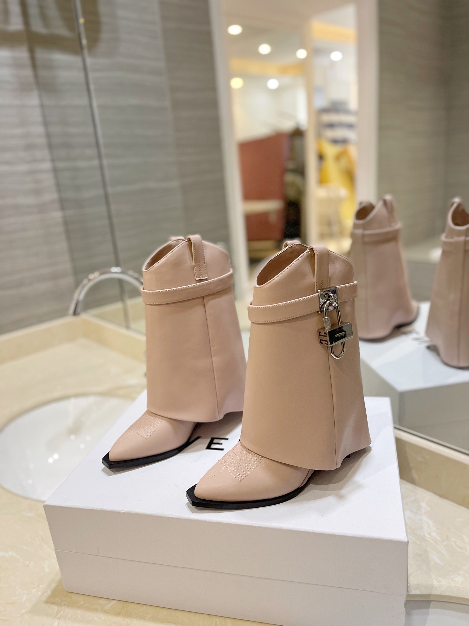 Bagsaaa Givenchy Shark Lock Ankle Boots in leather light pink