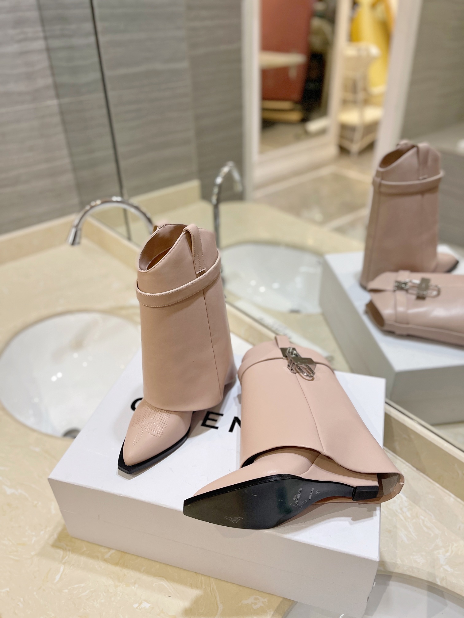 Bagsaaa Givenchy Shark Lock Ankle Boots in leather light pink