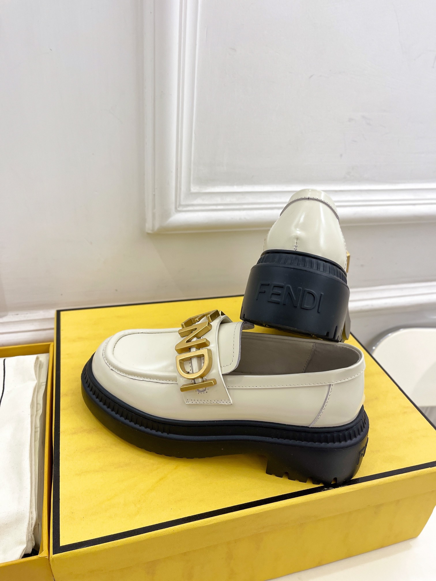 Bagsaaa F**di White Loafers