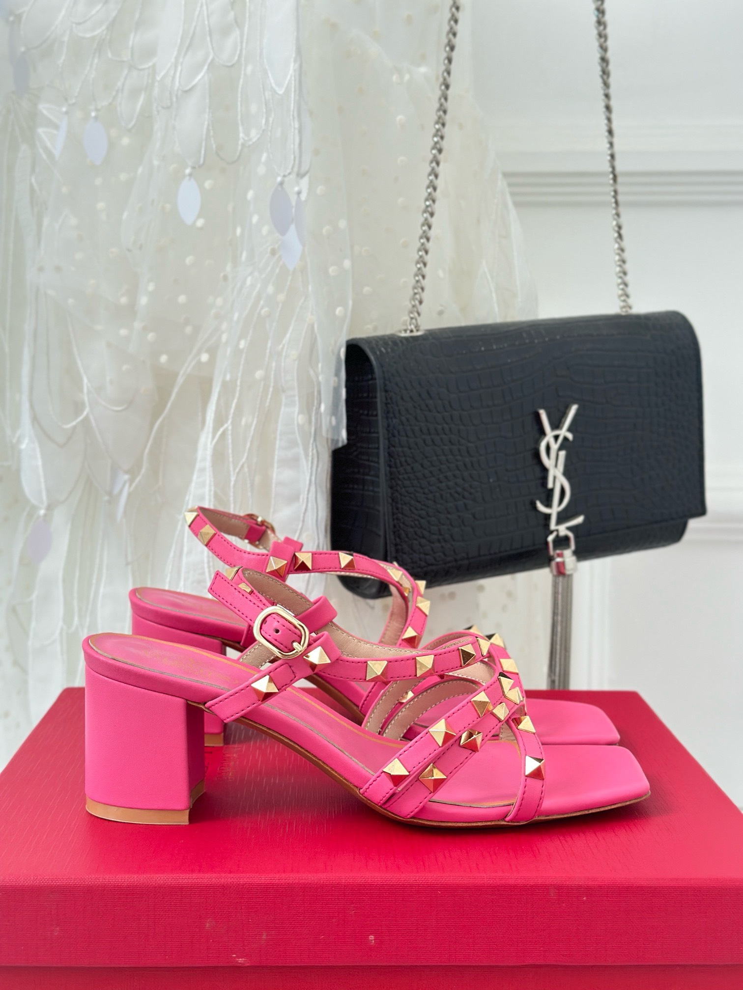 Bagsaaa Va1e*ntin0 Garavani Rockstud-embellished flat pink leather sandals