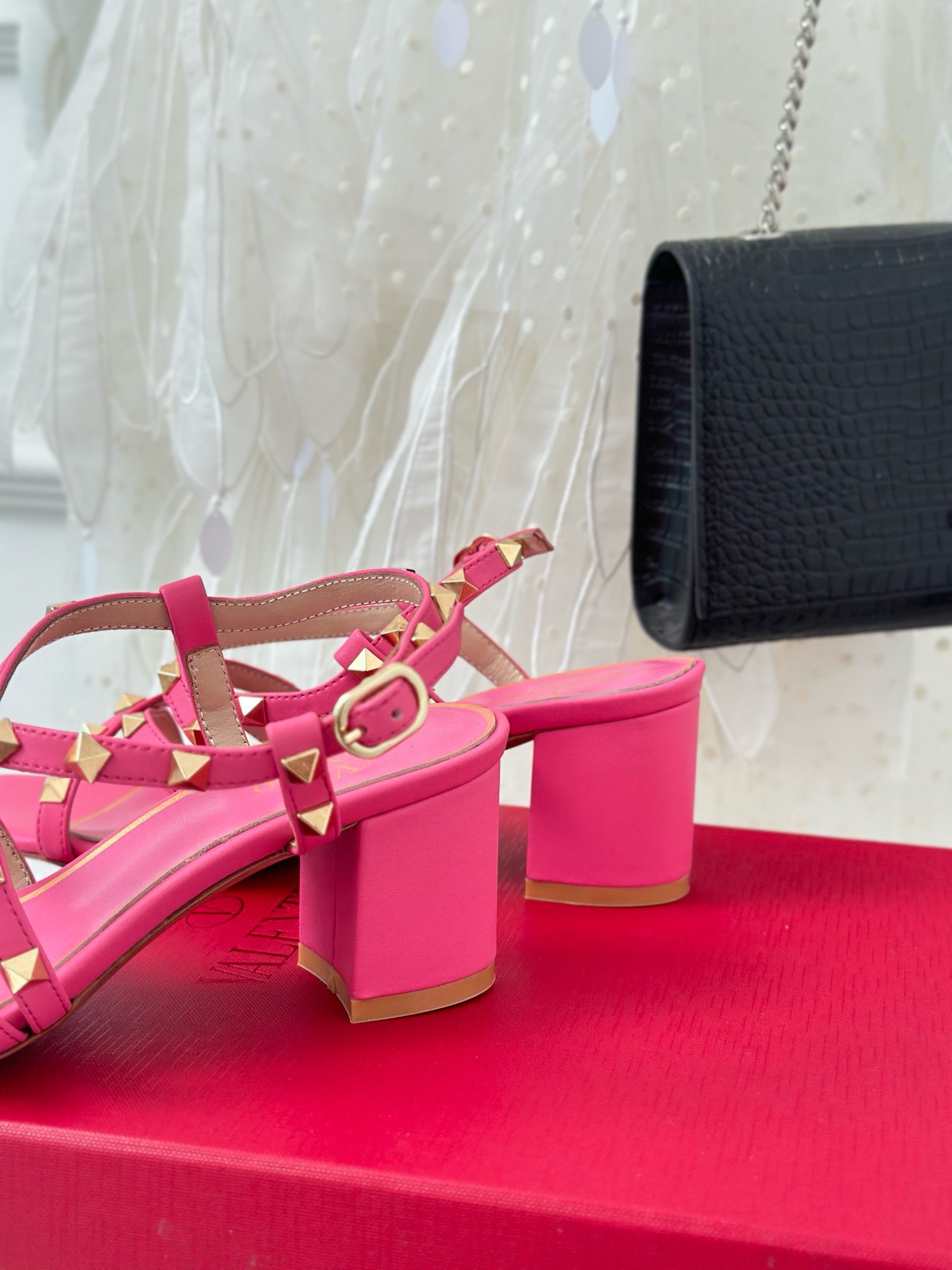Bagsaaa Va1e*ntin0 Garavani Rockstud-embellished flat pink leather sandals