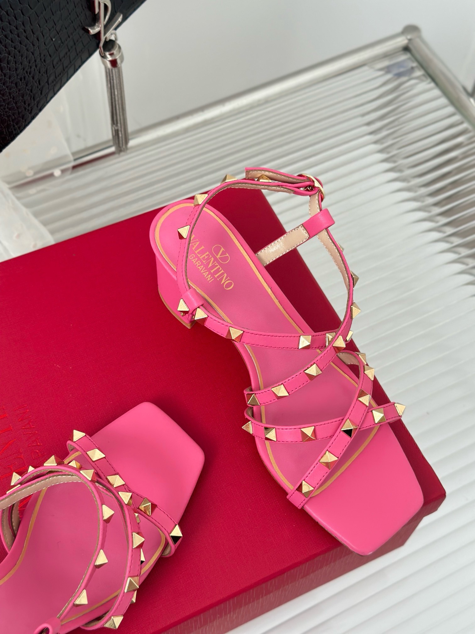 Bagsaaa Va1e*ntin0 Garavani Rockstud-embellished flat pink leather sandals