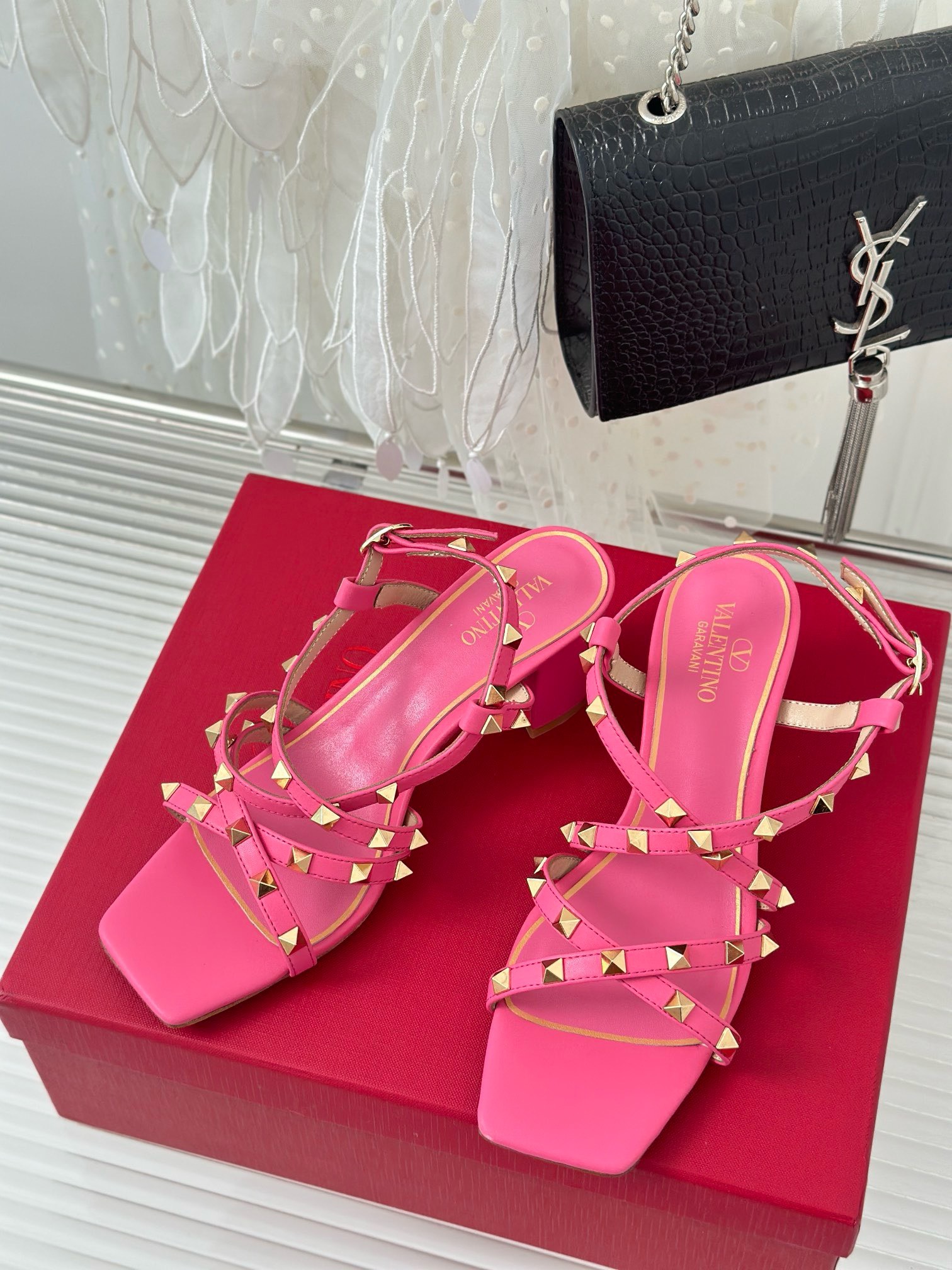 Bagsaaa Va1e*ntin0 Garavani Rockstud-embellished flat pink leather sandals