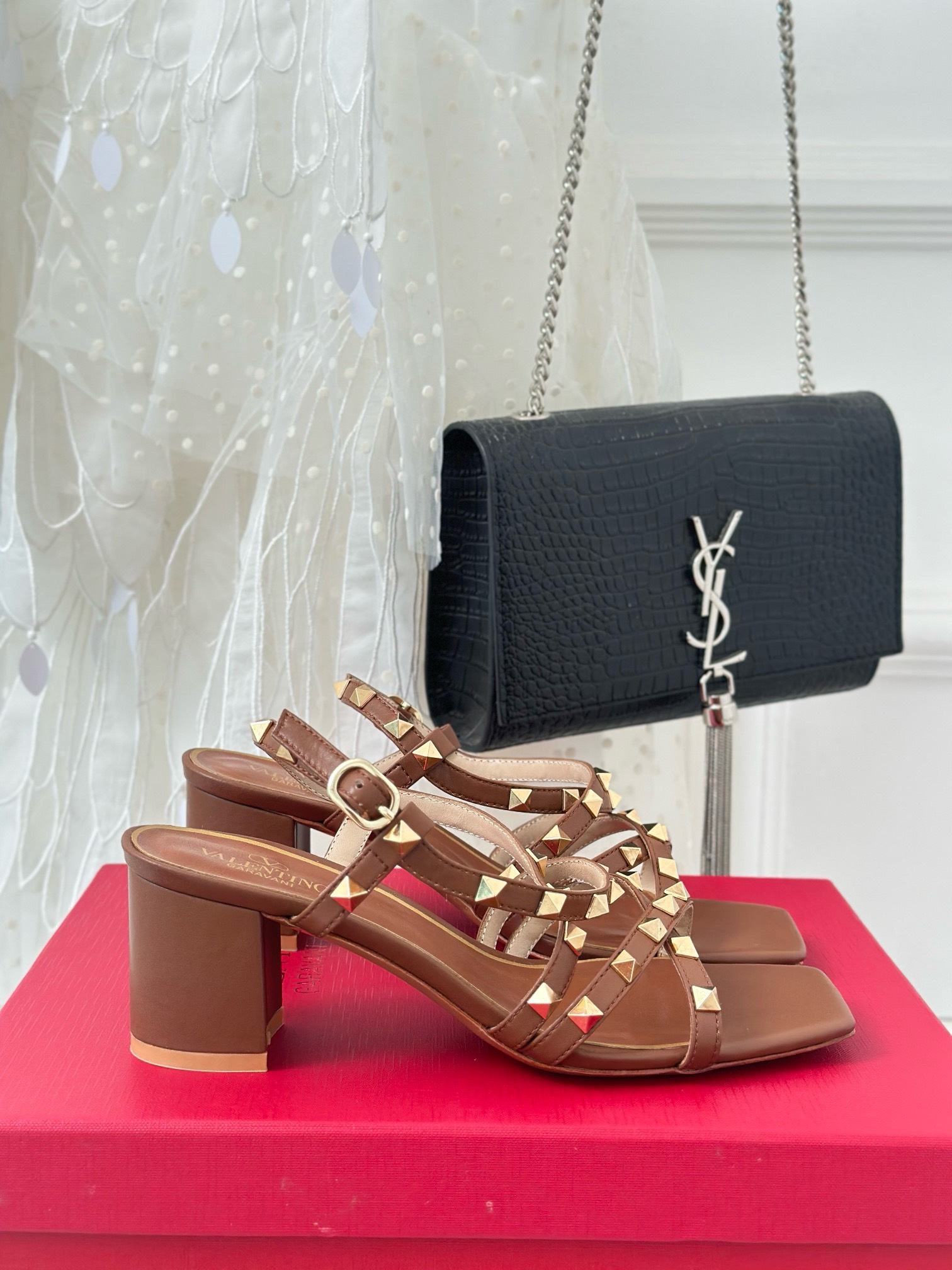 Bagsaaa Va1e*ntin0 Garavani Rockstud-embellished flat brown leather sandals
