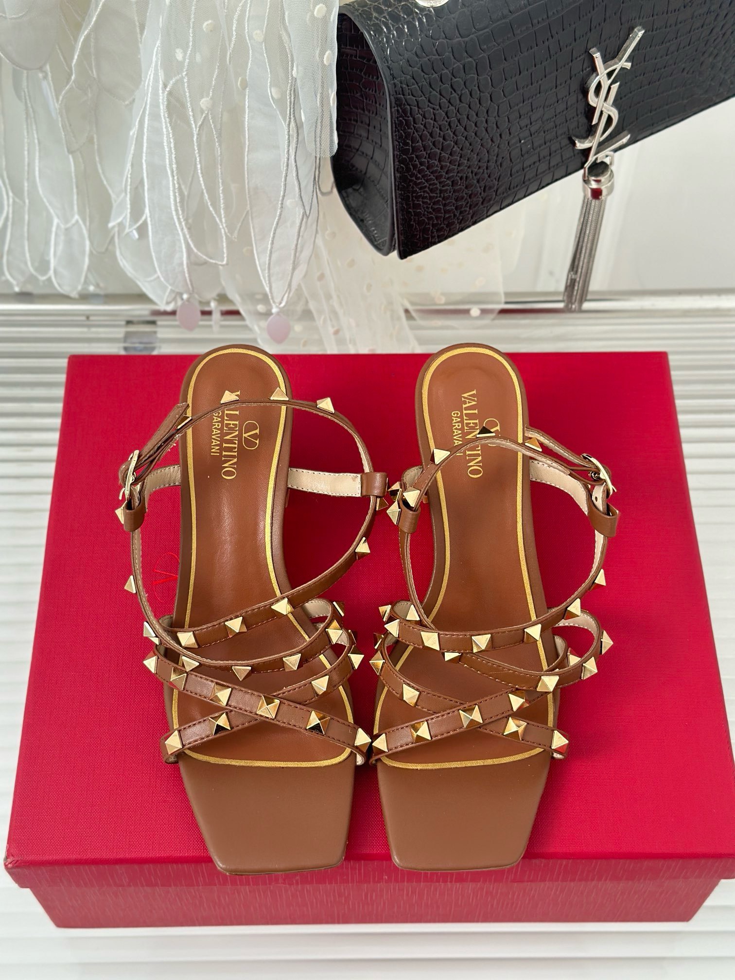 Bagsaaa Va1e*ntin0 Garavani Rockstud-embellished flat brown leather sandals