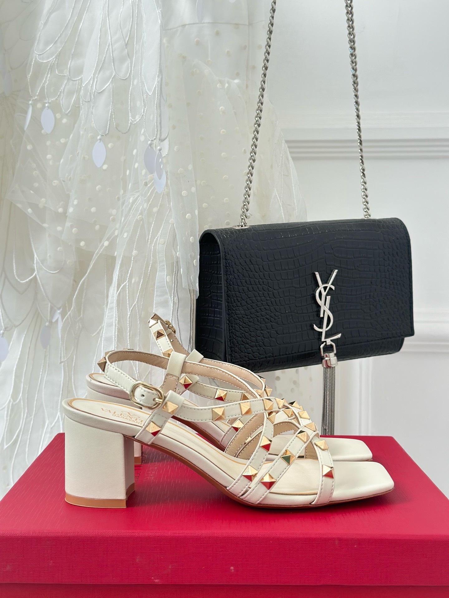 Bagsaaa Va1e*ntin0 Garavani Rockstud-embellished flat white leather sandals