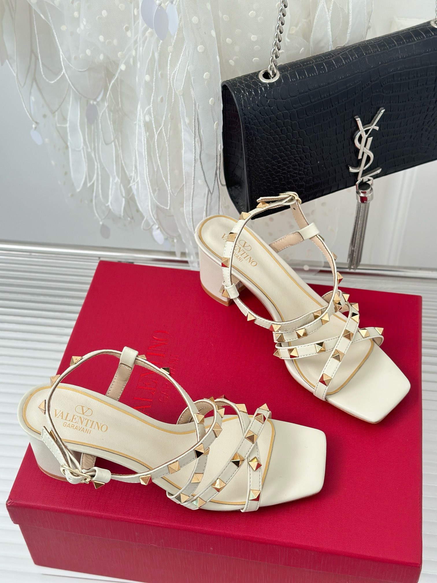 Bagsaaa Va1e*ntin0 Garavani Rockstud-embellished flat white leather sandals
