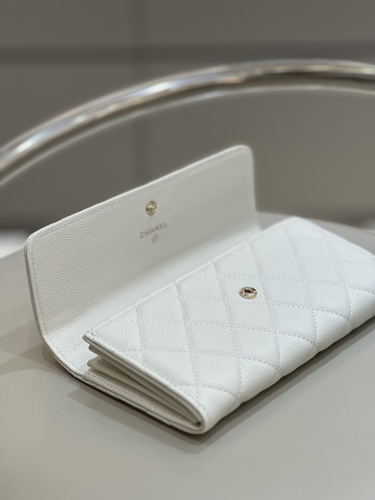 Bagsaa Ch**el Flap Wallet White CC Logo Caviar Leather - 19x3x10cm