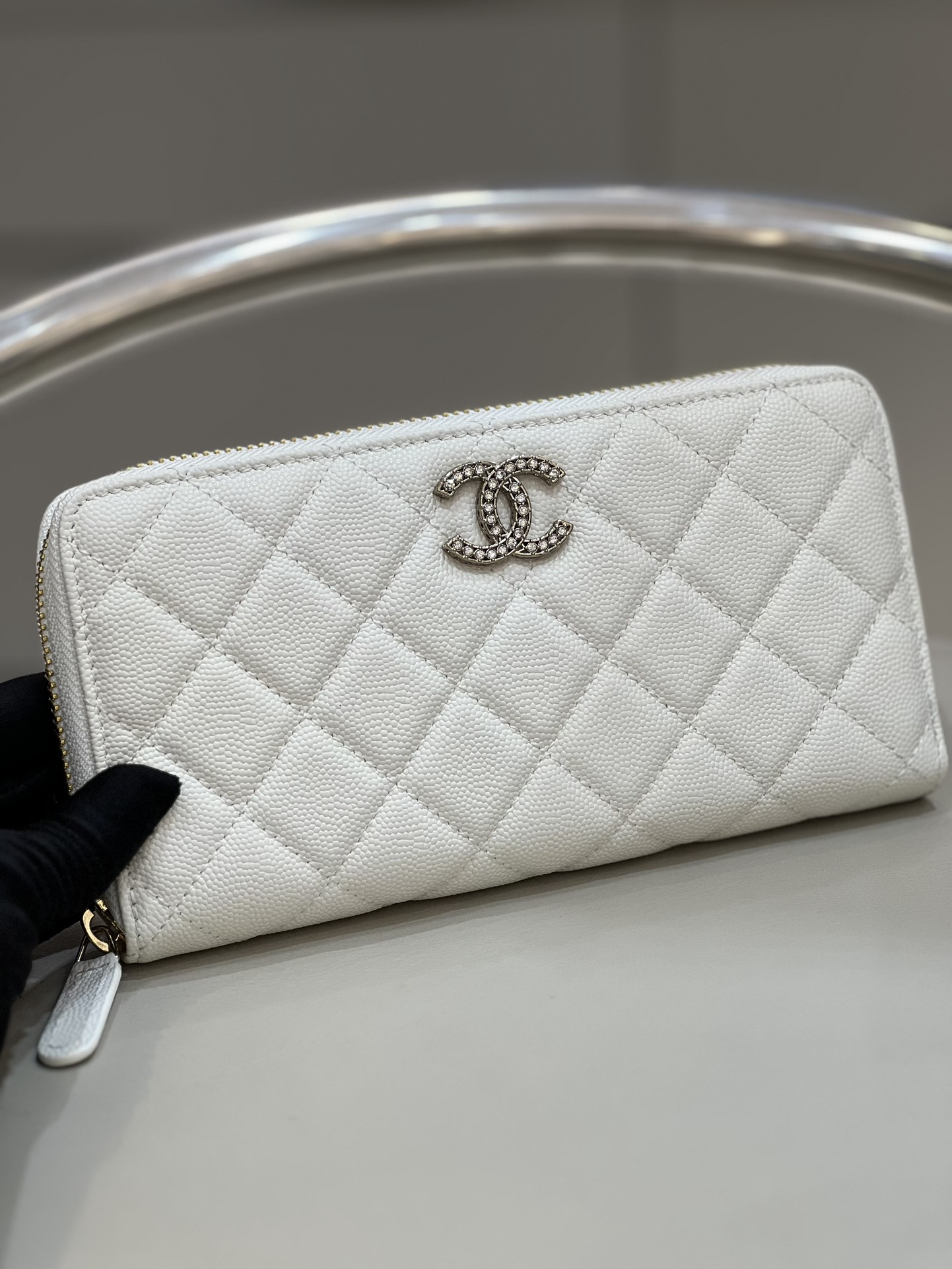 Bagsaa Ch**el Zippy Wallet White CC Logo Caviar Leather - 19x3x10cm