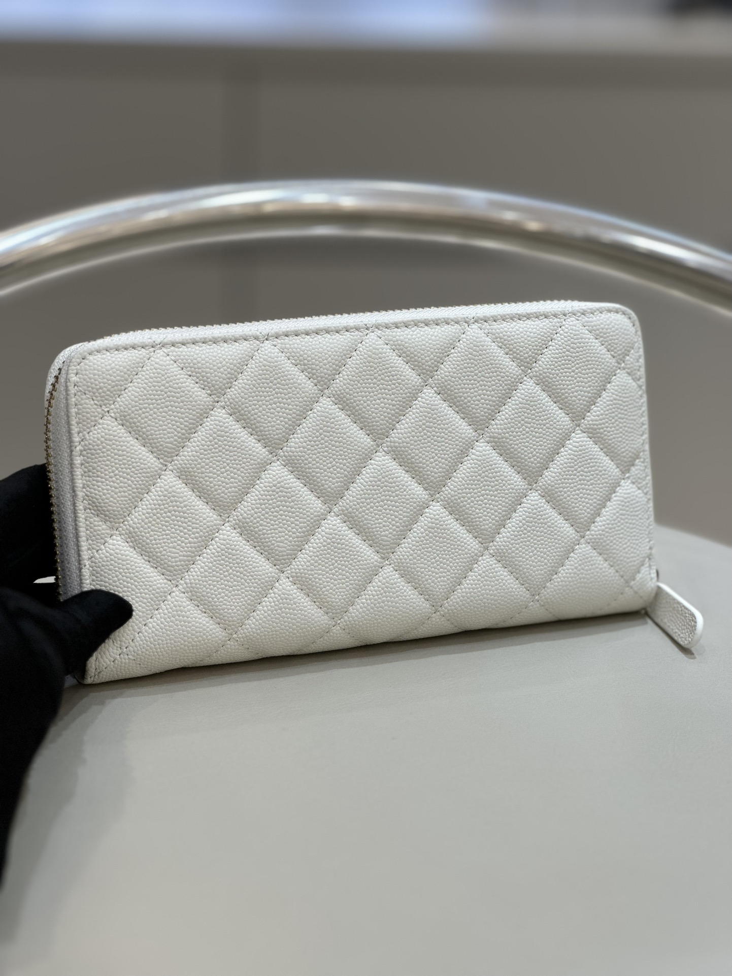 Bagsaa Ch**el Zippy Wallet White CC Logo Caviar Leather - 19x3x10cm