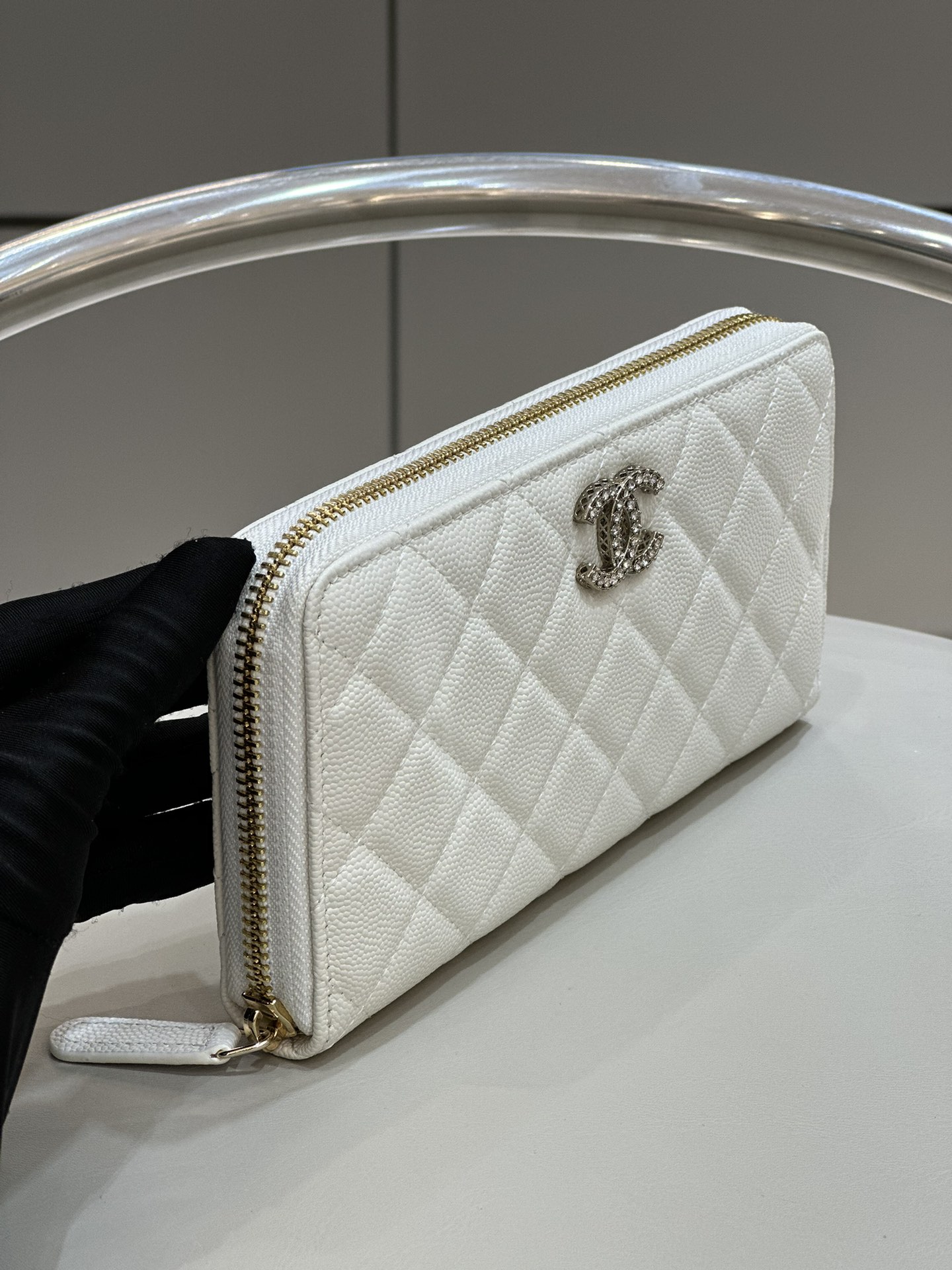 Bagsaa Ch**el Zippy Wallet White CC Logo Caviar Leather - 19x3x10cm
