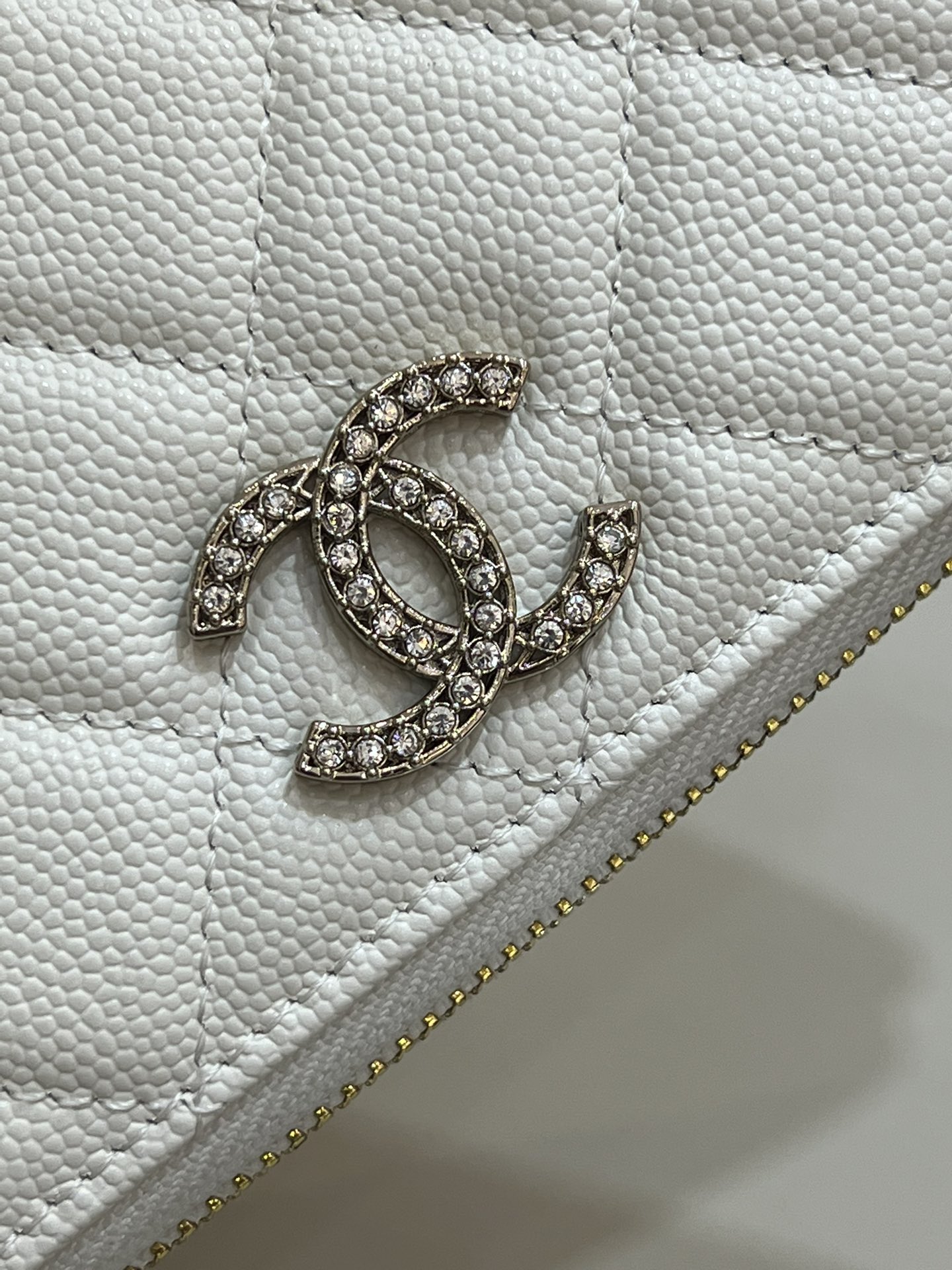 Bagsaa Ch**el Zippy Wallet White CC Logo Caviar Leather - 19x3x10cm