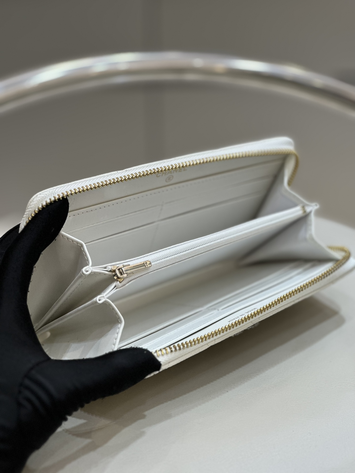 Bagsaa Ch**el Zippy Wallet White CC Logo Caviar Leather - 19x3x10cm