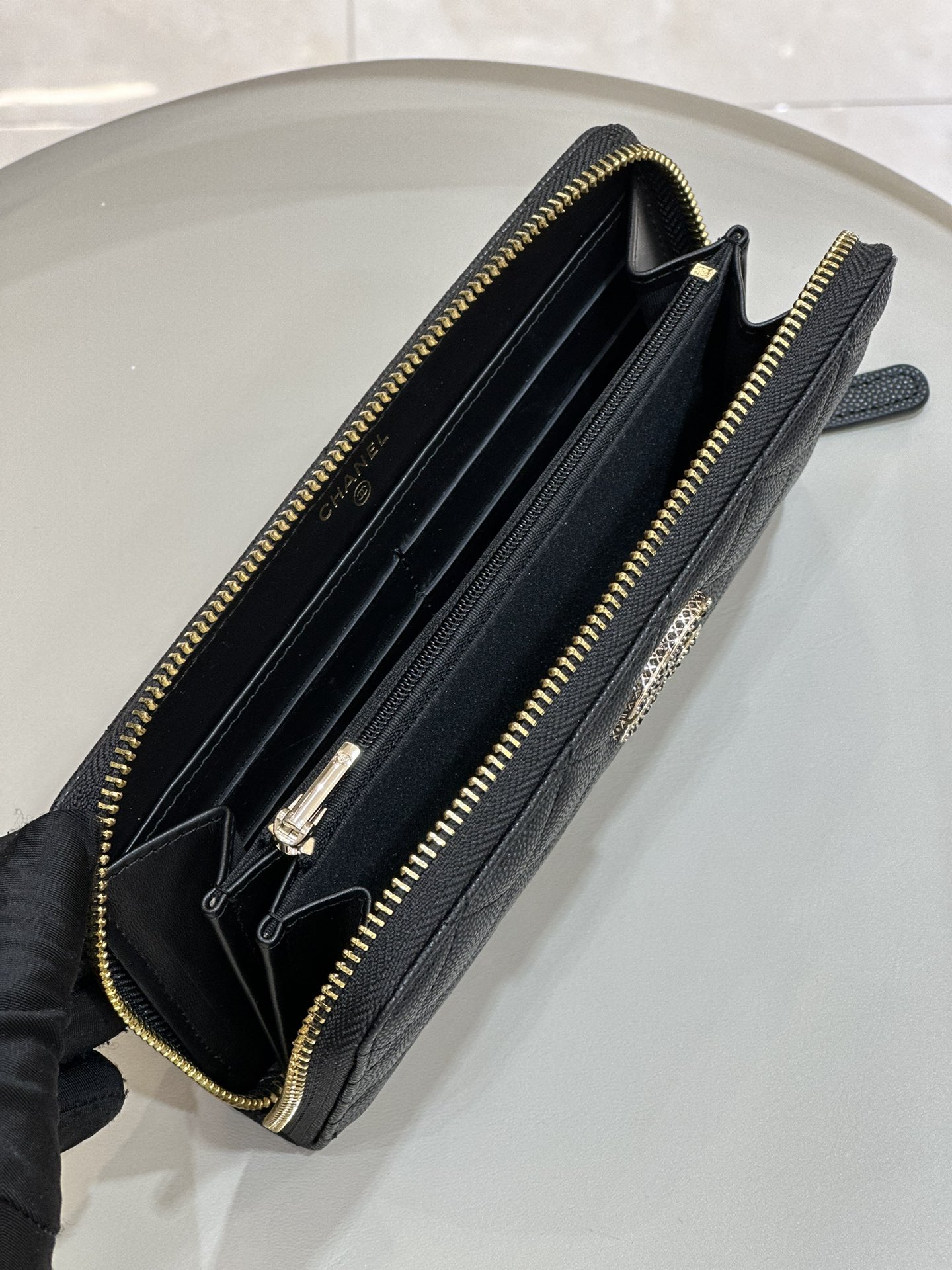 Bagsaa Ch**el Zippy Wallet Black CC Logo Caviar Leather - 19x3x10cm