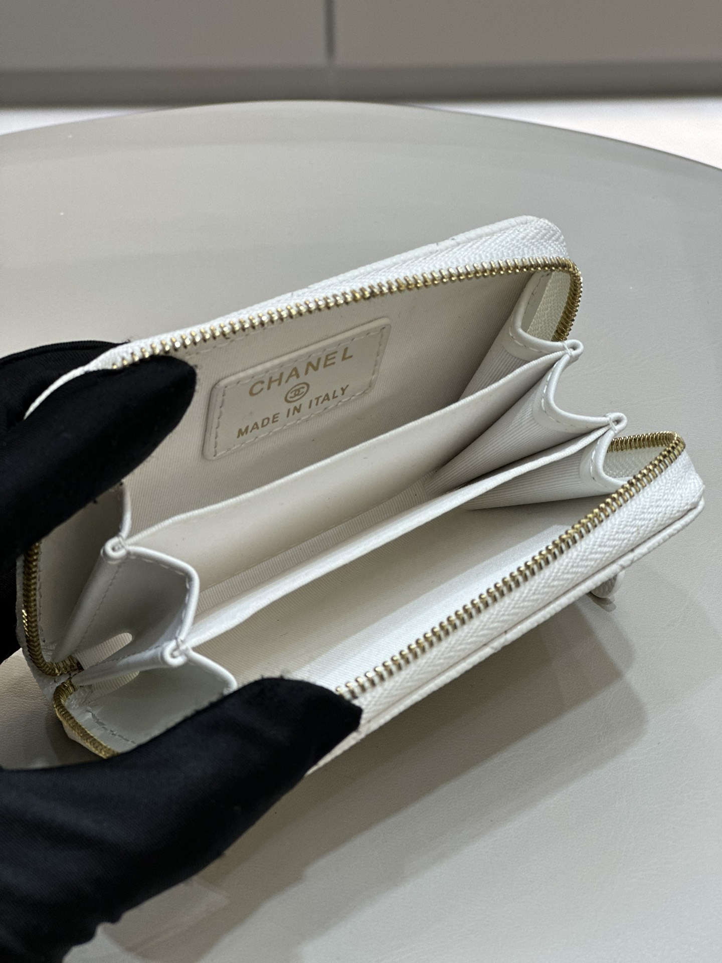 Bagsaa Ch**el Coin Purse White CC Logo Caviar Leather - 19x3x10cm