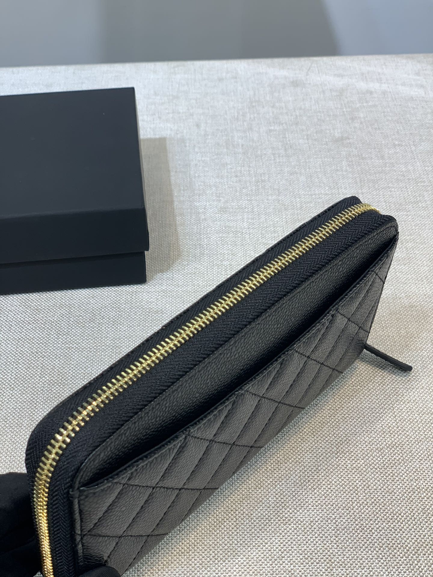 Bagsaaa Ch**el Zippy Caviar Wallet Gold Logo - 19.5x10.5x2 cm