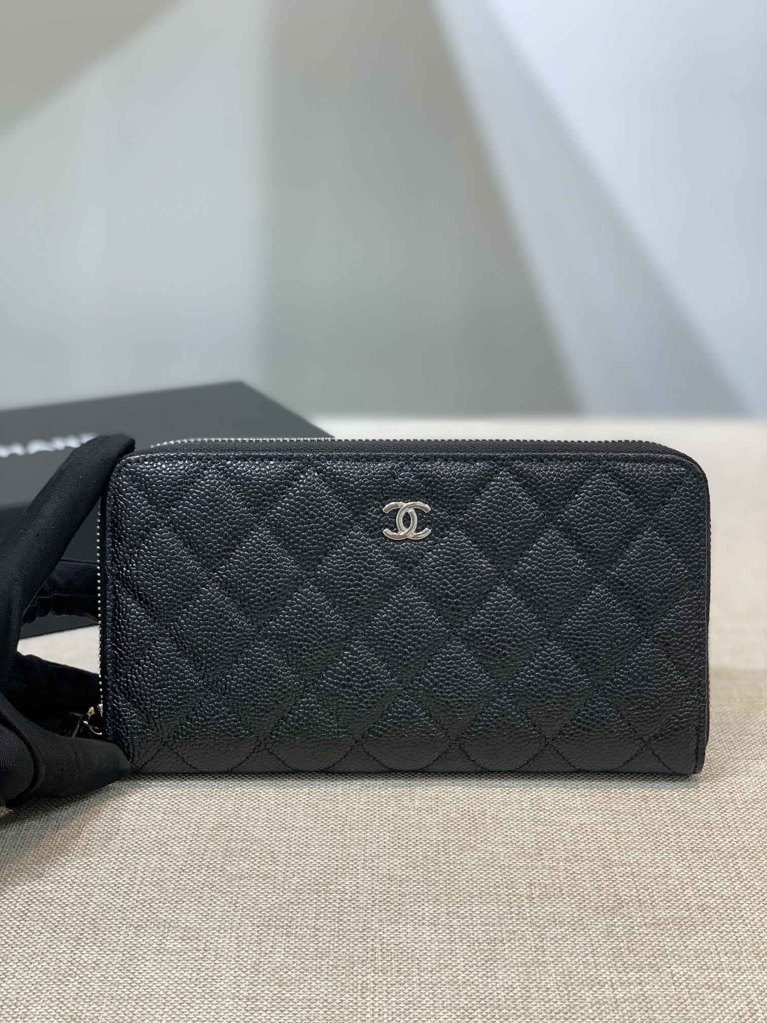 Bagsaaa Ch**el Zippy Cavier Wallet Silver Logo
