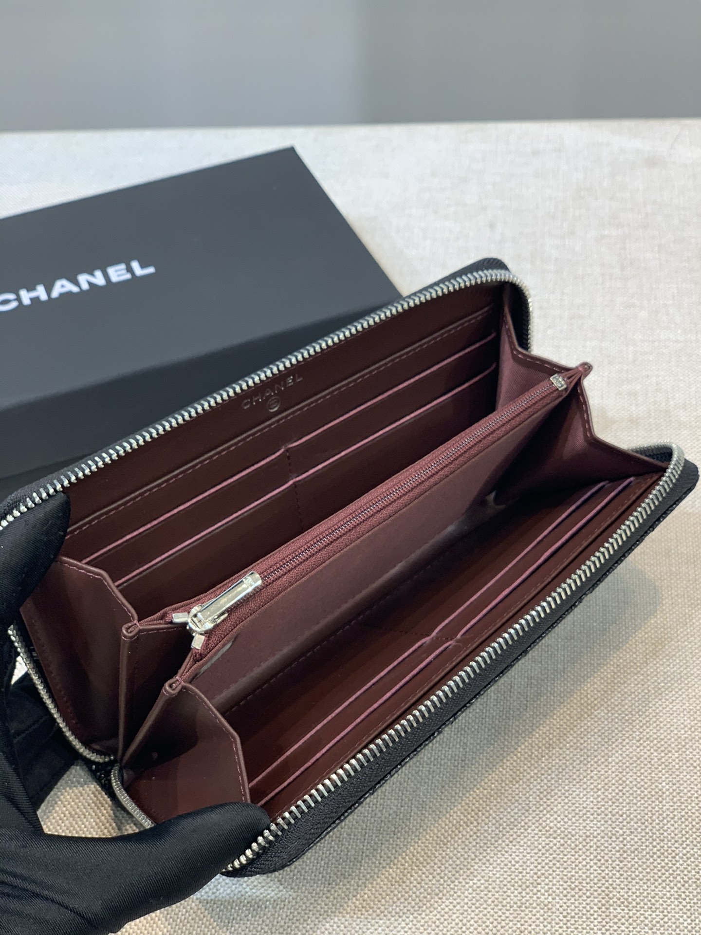 Bagsaaa Ch**el Zippy Cavier Wallet Silver Logo