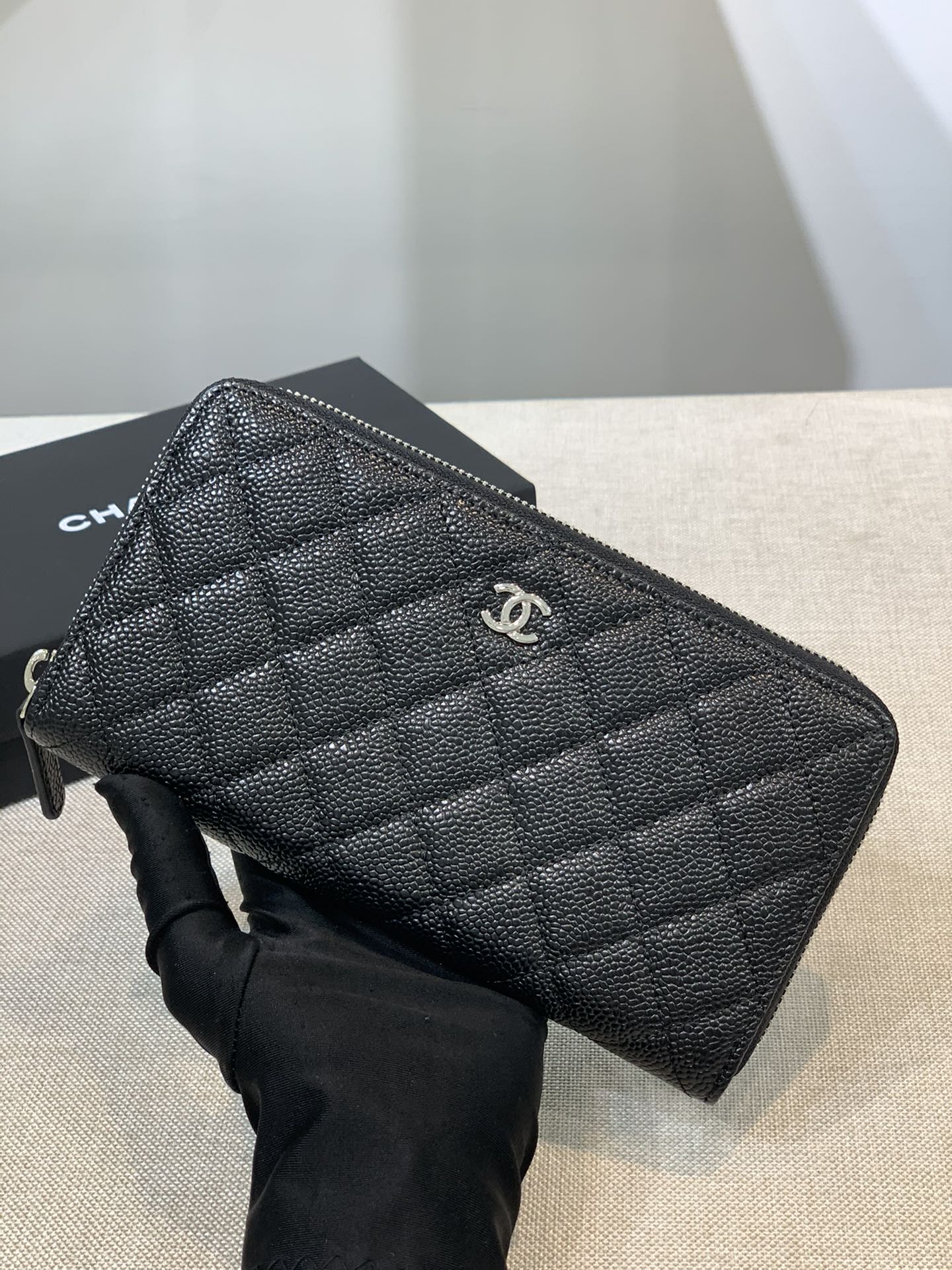 Bagsaaa Ch**el Zippy Cavier Wallet Silver Logo