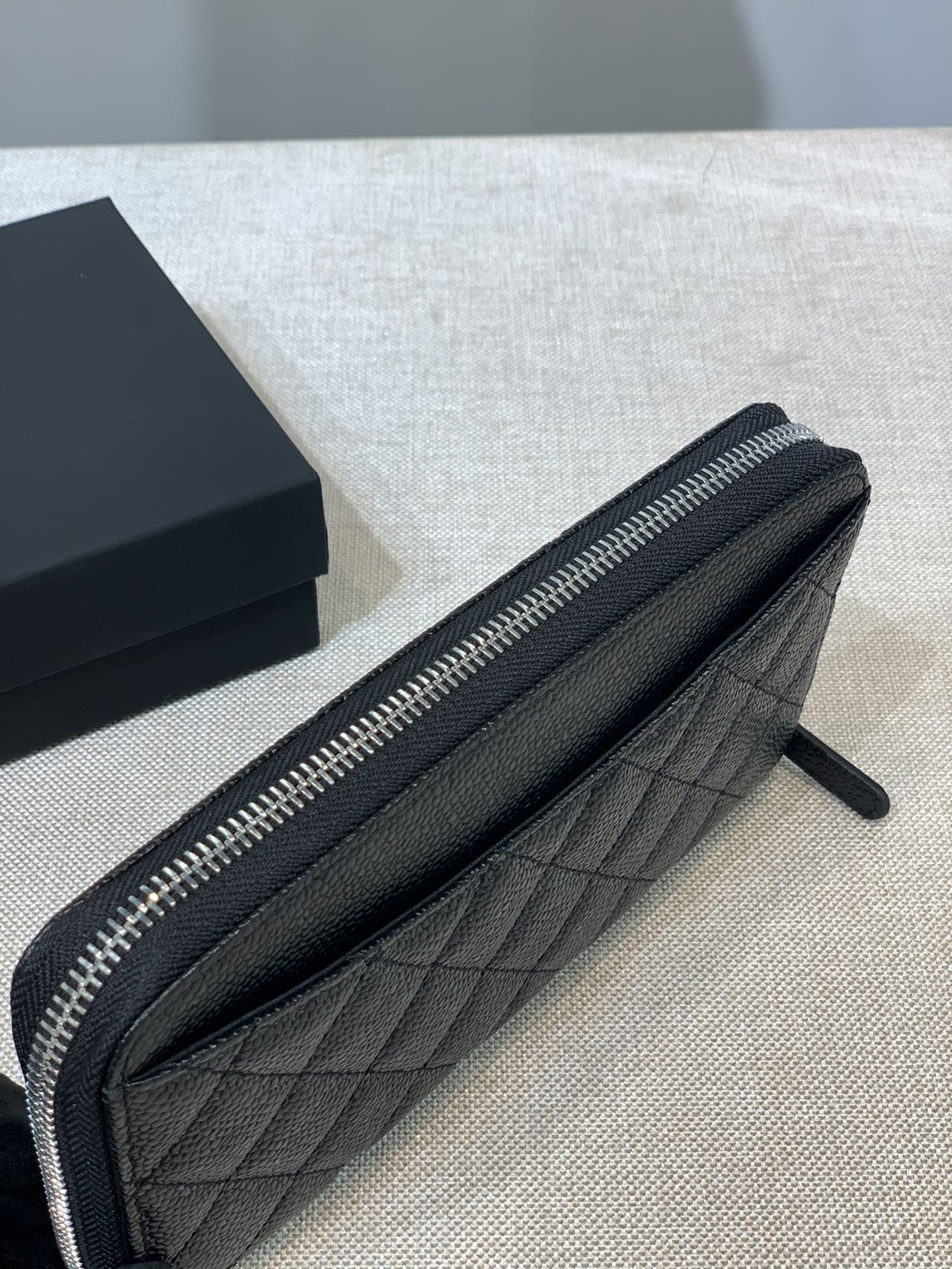 Bagsaaa Ch**el Zippy Cavier Wallet Silver Logo