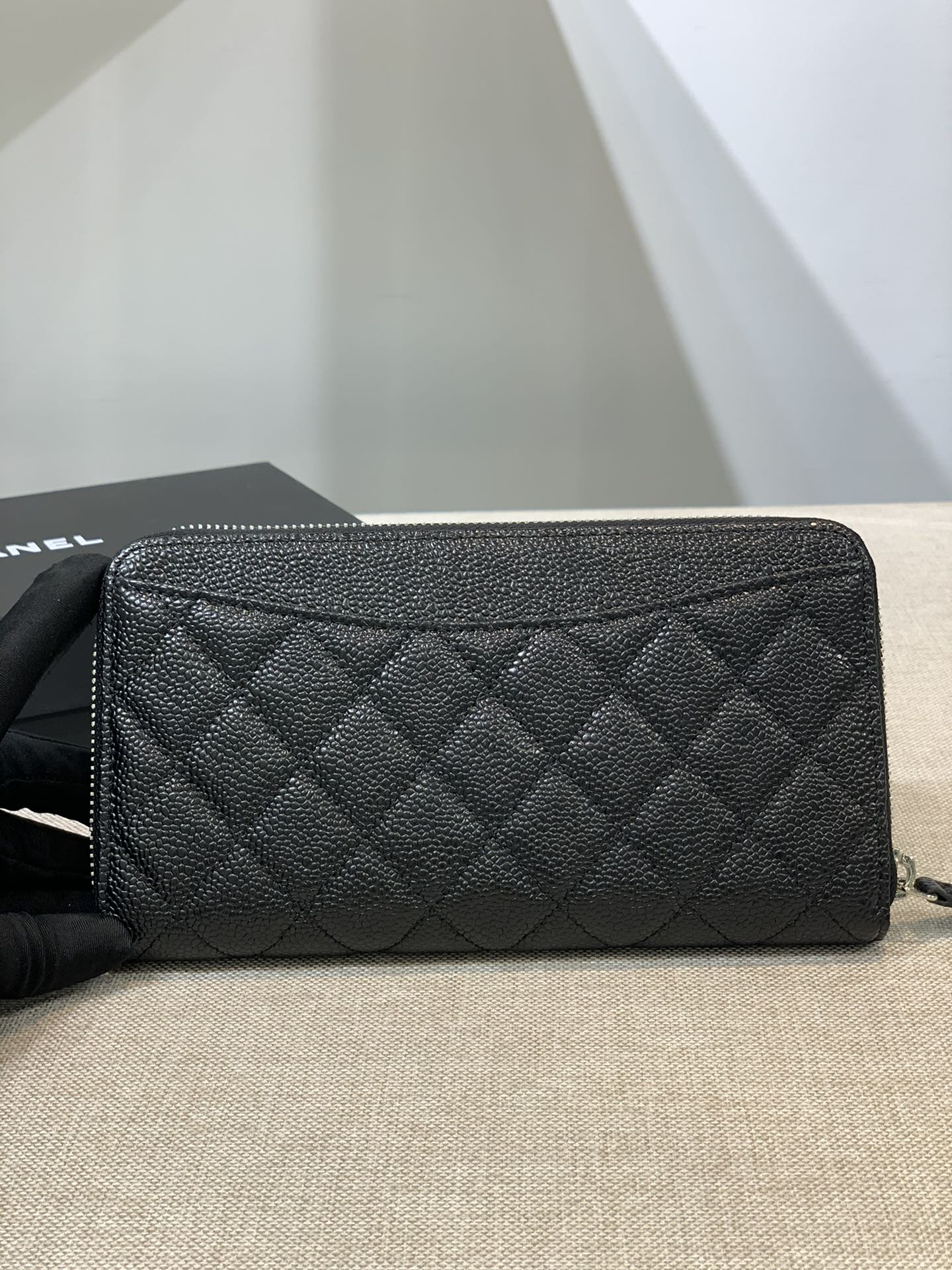 Bagsaaa Ch**el Zippy Cavier Wallet Silver Logo