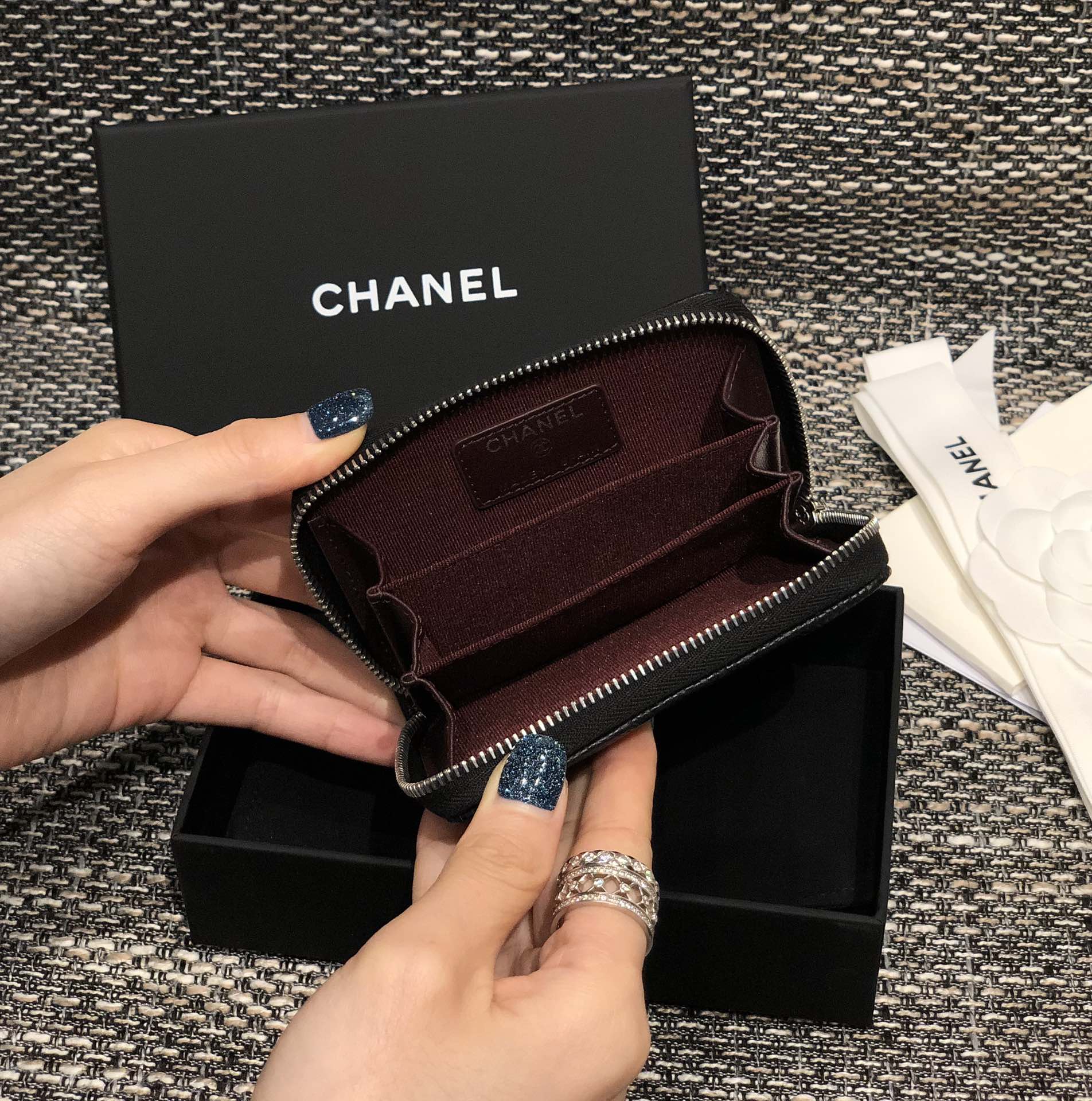 Bagsaaa Ch**el Chevron Coin Purse Caviar Leather Silver - 7.5×2×11.cm