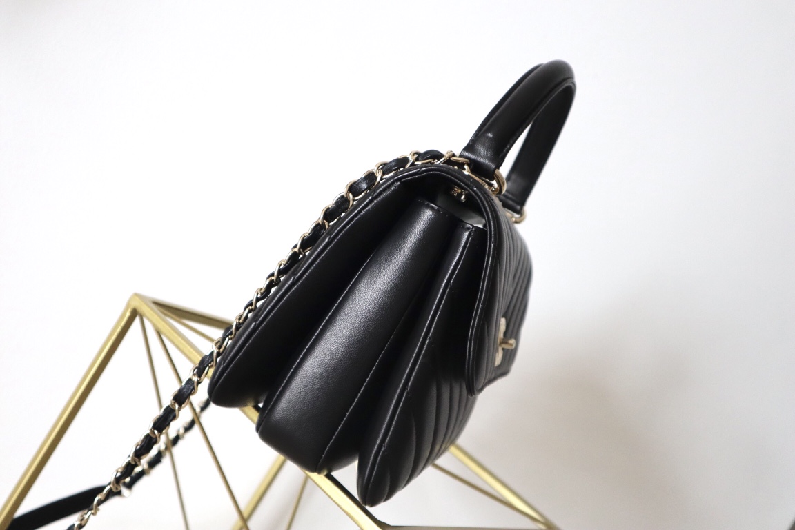 Bagsaaa Ch**el Trendy CC Chevron Gold Hardware 25cm (Black inside)