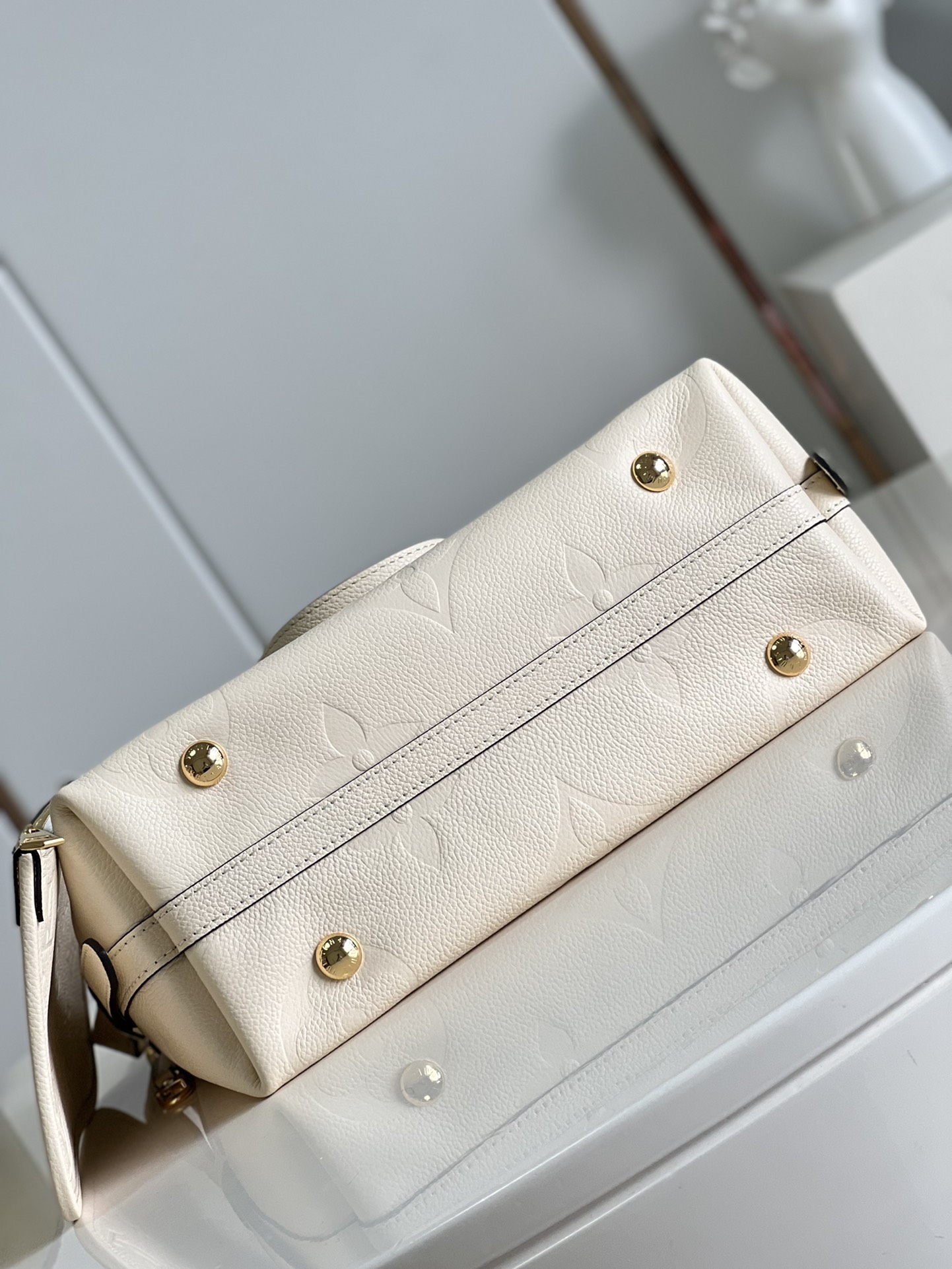 Bagsaaa L0vis Vvtt0n Carryall PM bag White