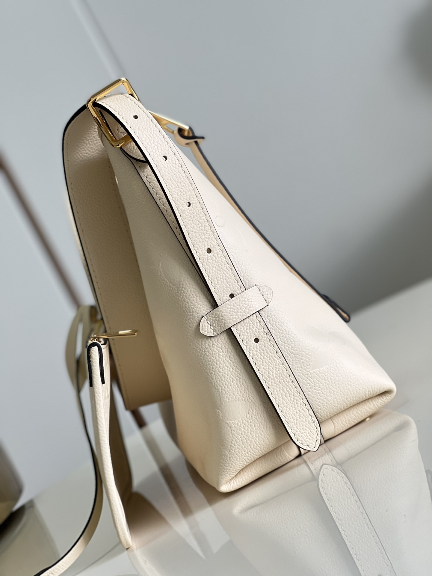 Bagsaaa L0vis Vvtt0n Carryall PM bag White