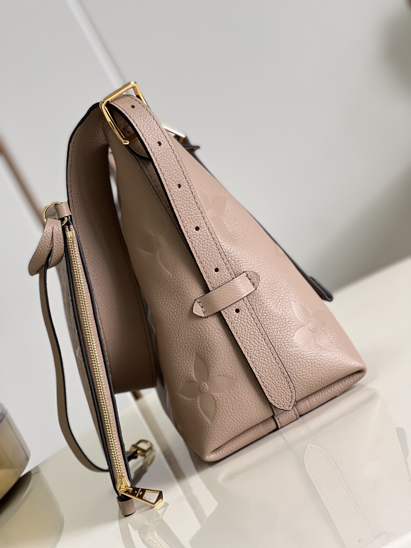 Bagsaaa L0vis Vvtt0n Carryall PM bag Taupe