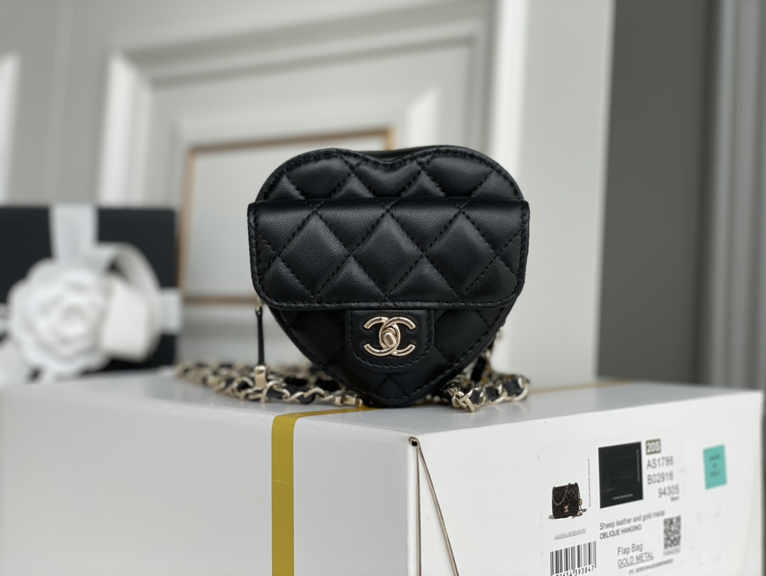Bagsaaa Ch**el Heart Belt Bag Black - 11x8.5x5.5cm