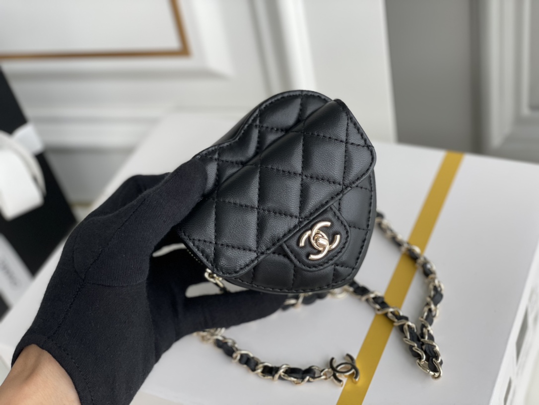 Bagsaaa Ch**el Heart Belt Bag Black - 11x8.5x5.5cm