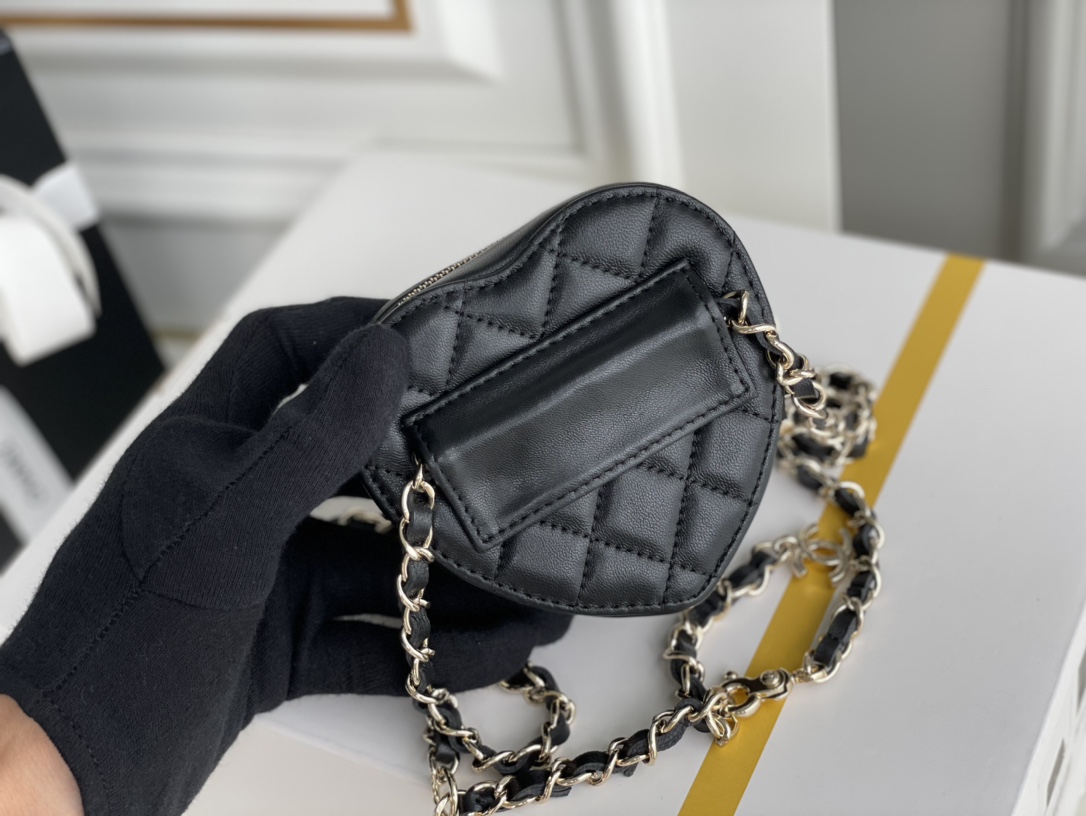 Bagsaaa Ch**el Heart Belt Bag Black - 11x8.5x5.5cm
