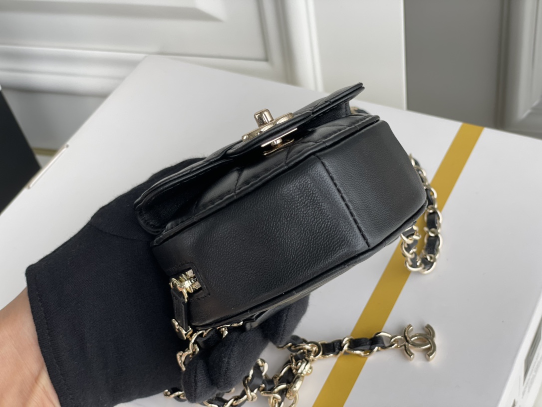 Bagsaaa Ch**el Heart Belt Bag Black - 11x8.5x5.5cm