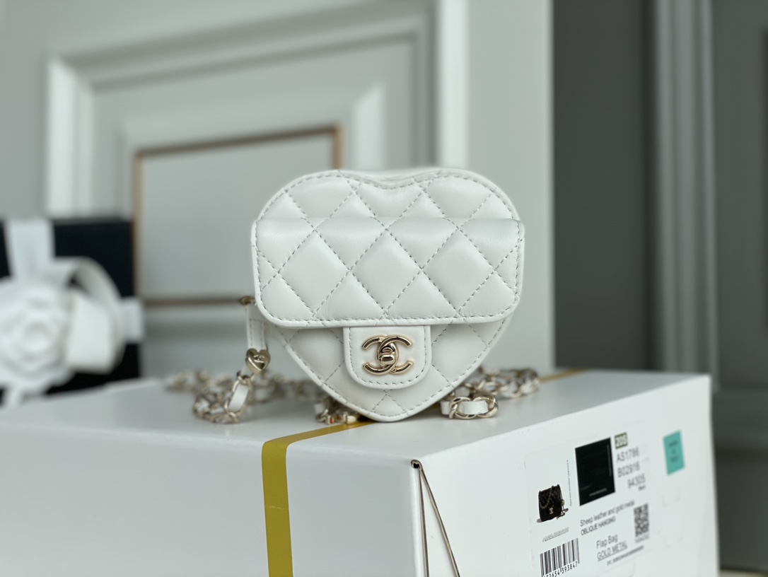 Bagsaaa Ch**el Heart Belt Bag White - 11x8.5x5.5cm