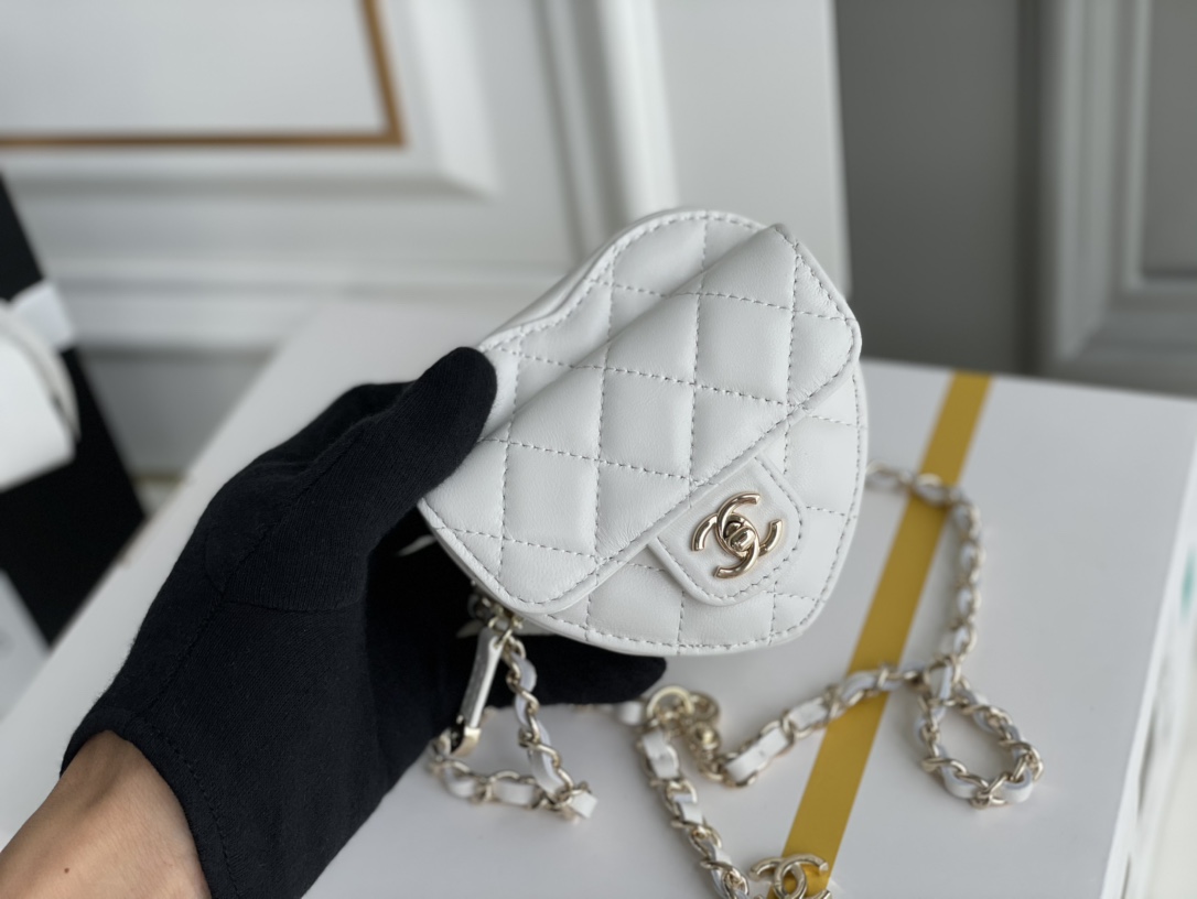 Bagsaaa Ch**el Heart Belt Bag White - 11x8.5x5.5cm