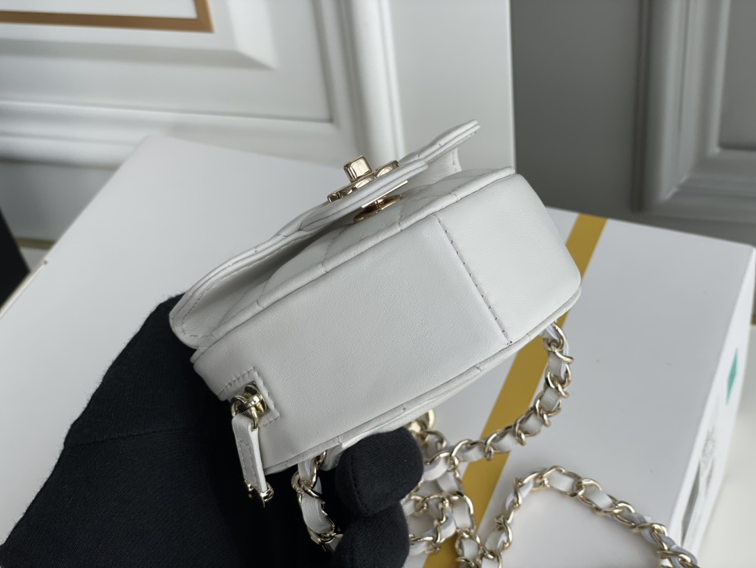 Bagsaaa Ch**el Heart Belt Bag White - 11x8.5x5.5cm
