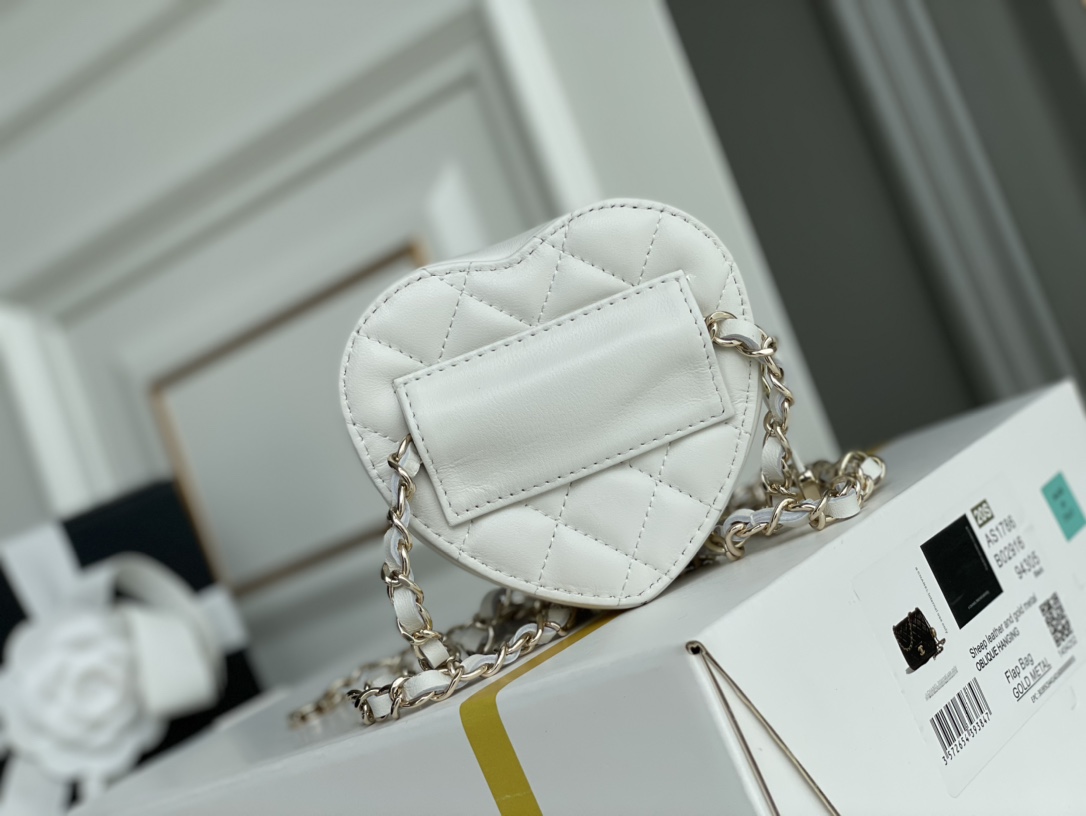 Bagsaaa Ch**el Heart Belt Bag White - 11x8.5x5.5cm