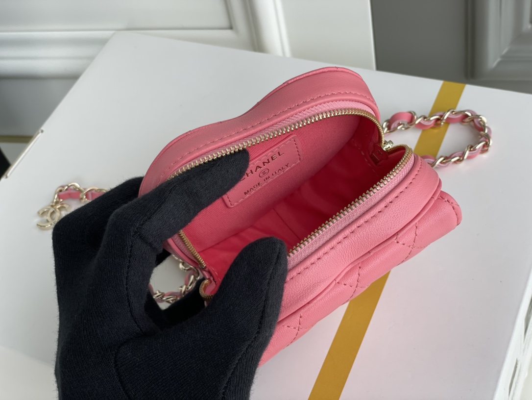 Bagsaaa Ch**el Heart Belt Bag Pink - 11x8.5x5.5cm