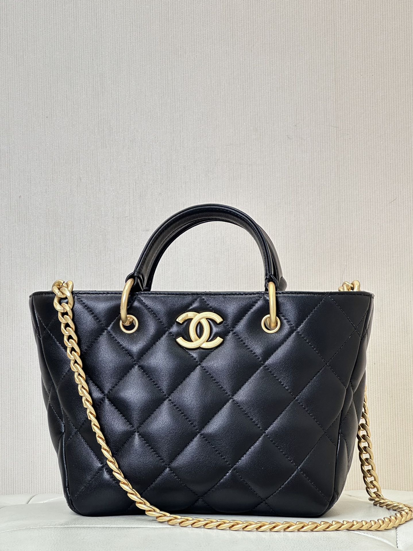 Bagsaaa Ch**el Black handle Tote - 22/19/14cm