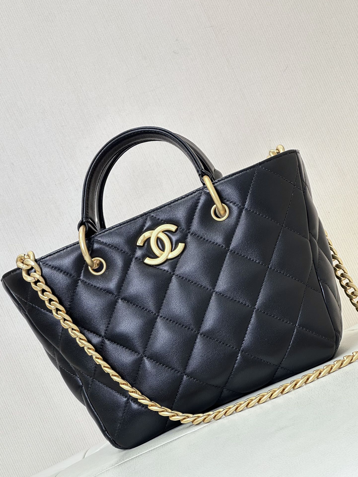 Bagsaaa Ch**el Black handle Tote - 22/19/14cm