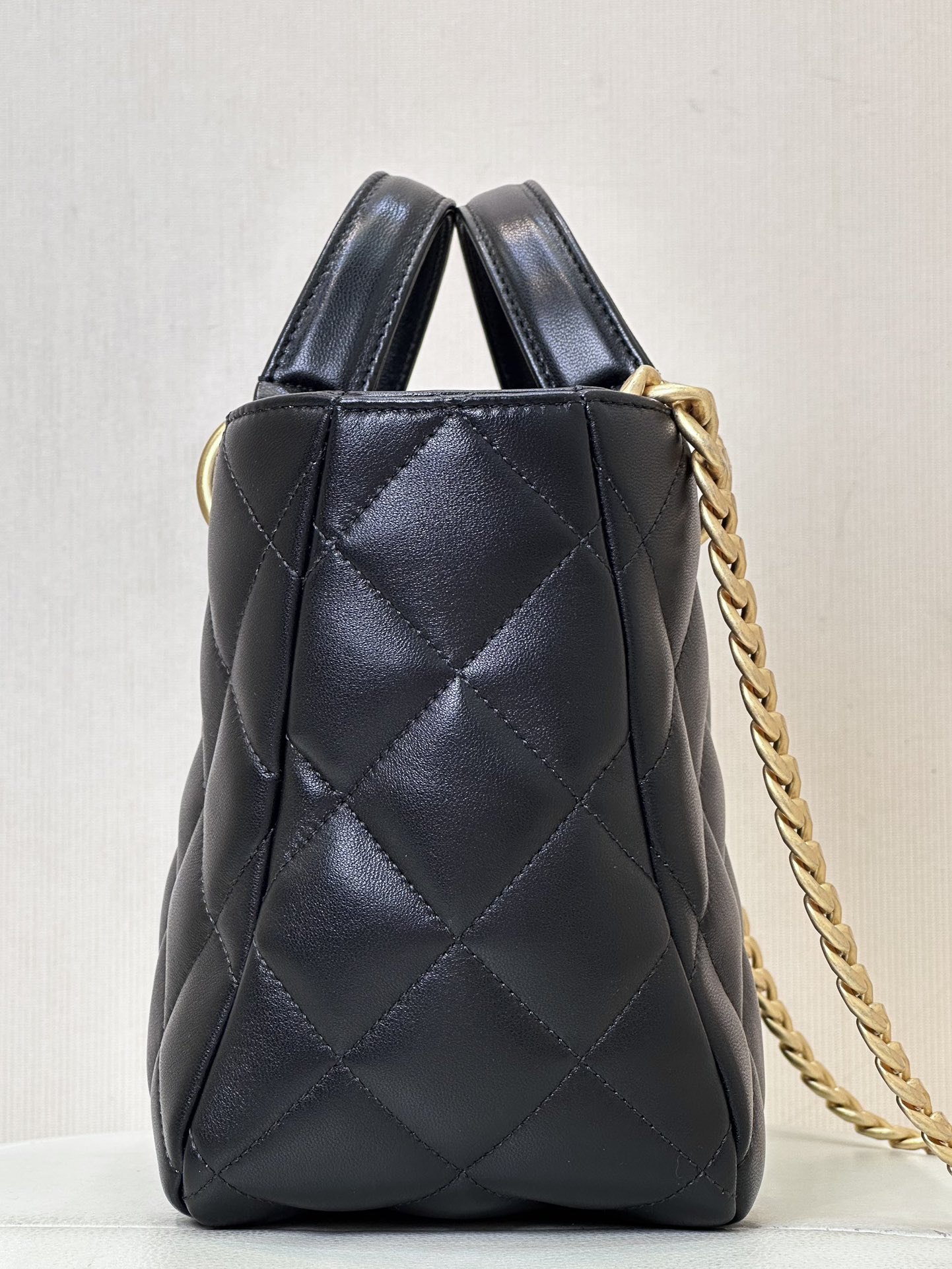 Bagsaaa Ch**el Black handle Tote - 22/19/14cm