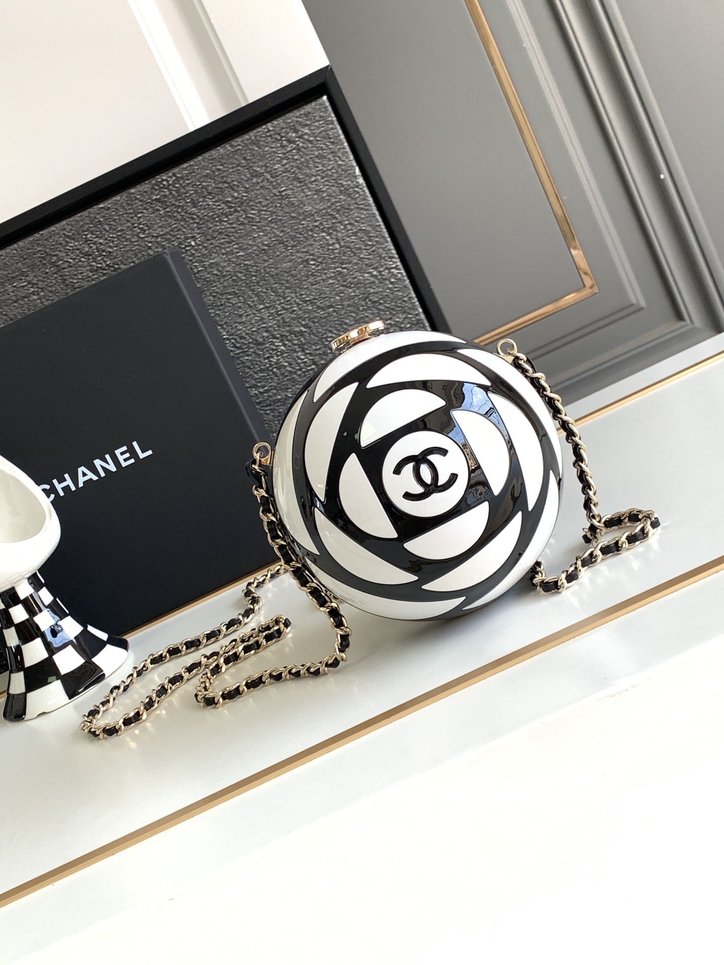 Bagsaaa Ch**el SPHERE MINAUDIERE Plexi & Gold-Tone Metal Black & White