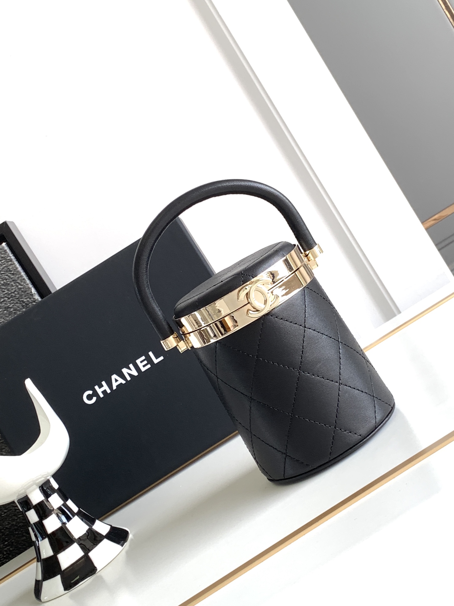 Bagsaaa Ch**el Clutch With Chain Lambskin & Gold-Tone Metal Black - 10.5 × 9.4 × 8.3 cm