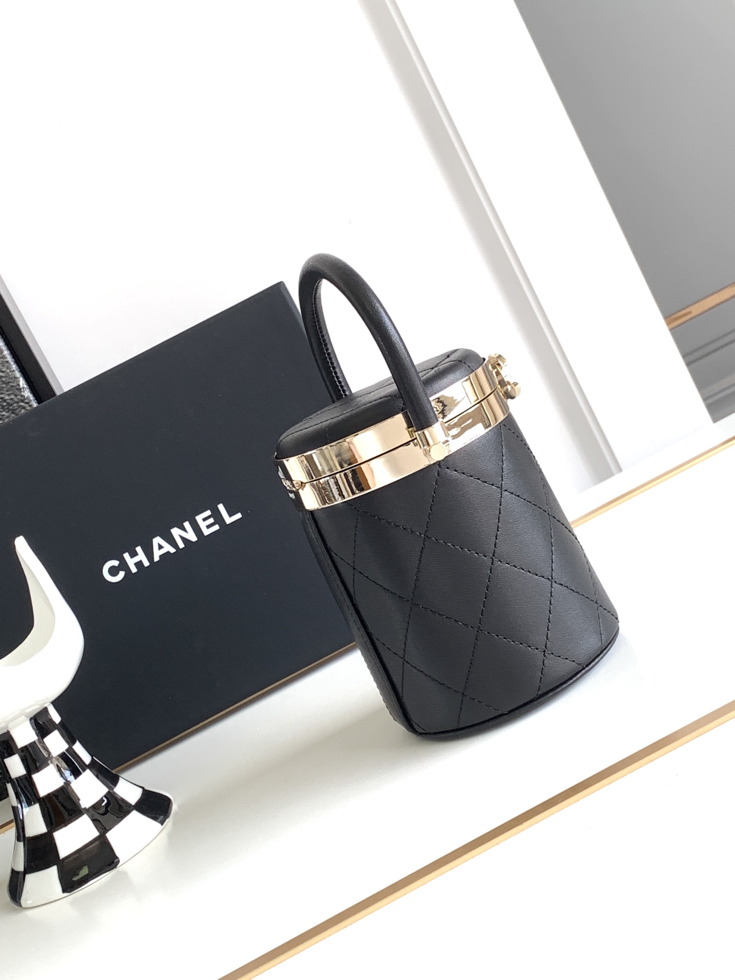 Bagsaaa Ch**el Clutch With Chain Lambskin & Gold-Tone Metal Black - 10.5 × 9.4 × 8.3 cm