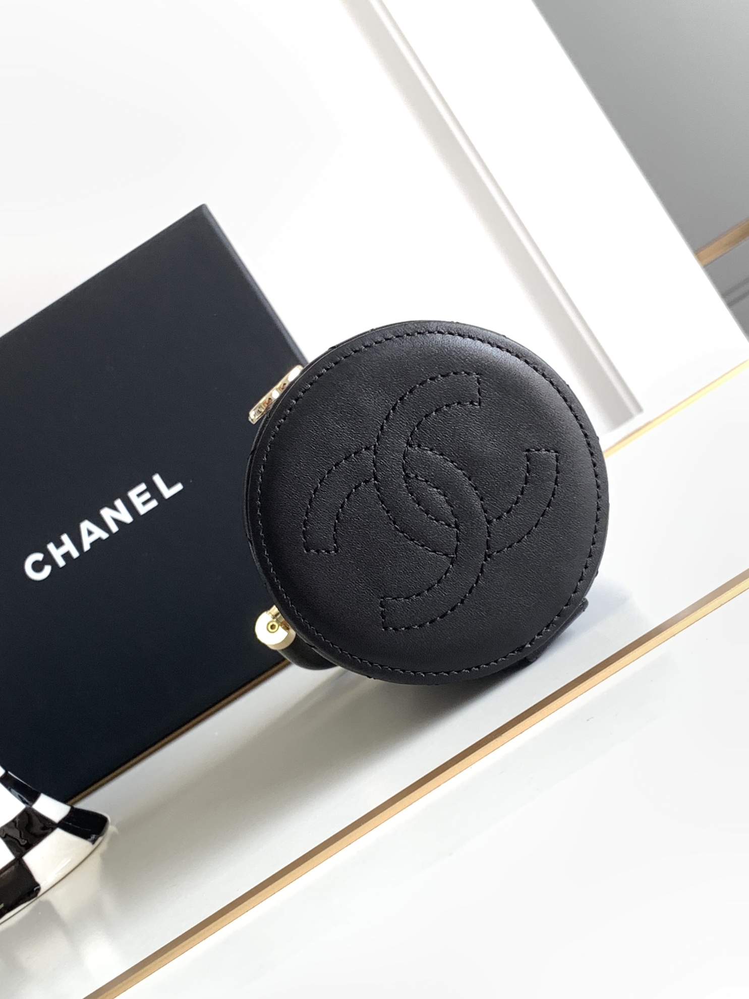 Bagsaaa Ch**el Clutch With Chain Lambskin & Gold-Tone Metal Black - 10.5 × 9.4 × 8.3 cm