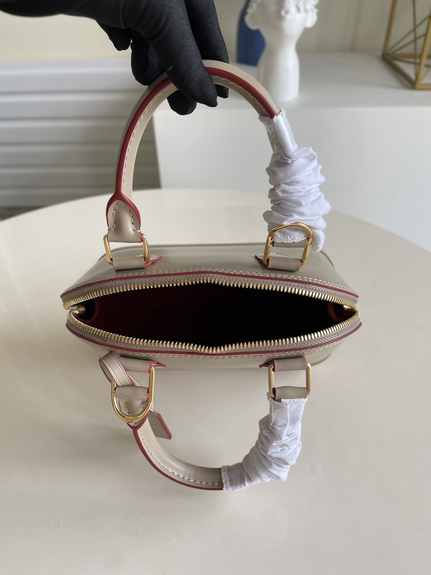 Bagsaaa L0vis Vvtt0n Alma BB Epi Leather Taupe - 23.5 x 17.5 x 11.5