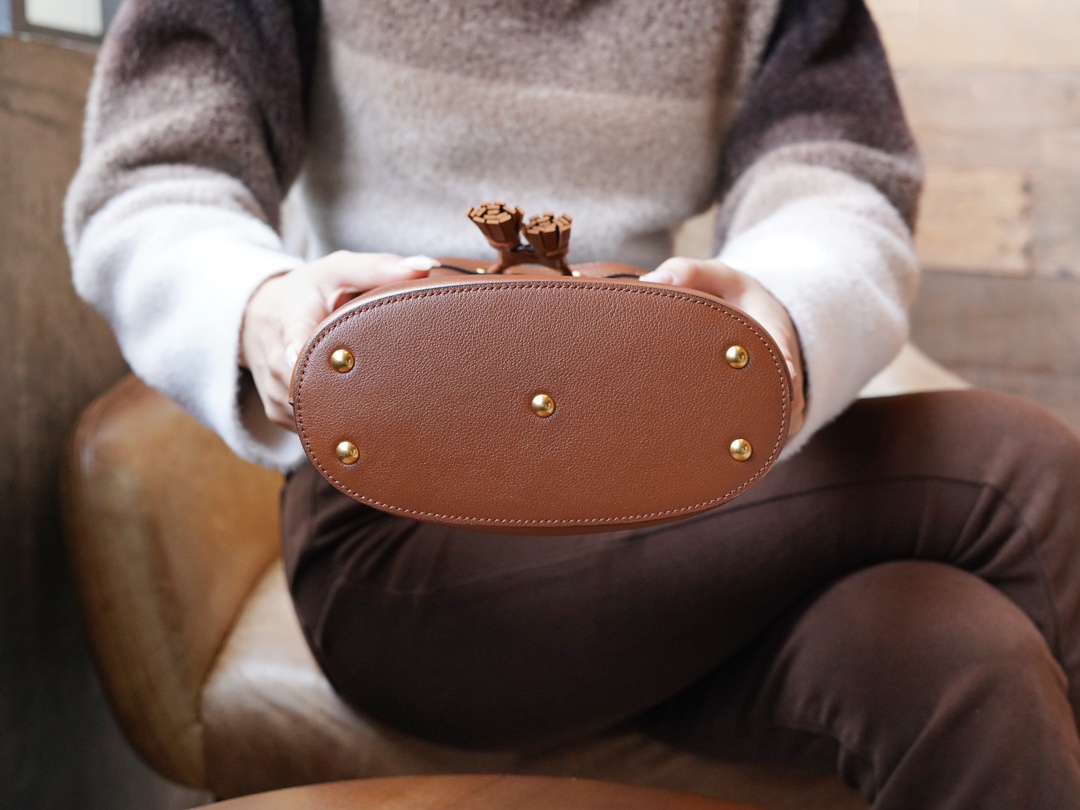 Bagsaaa Gvc*1 Diana Bucket Bag Brown 19*30.5*6cm