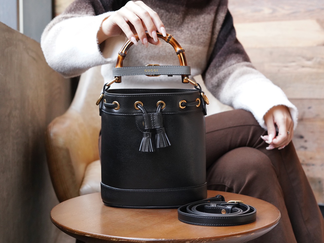 Bagsaaa Gvc*1 Diana Bucket Bag Black 19*30.5*6cm